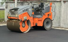 «Умную» спортивную площадку в Брянске начали асфальтировать
