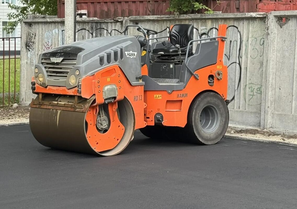 «Умную» спортивную площадку в Брянске начали асфальтировать