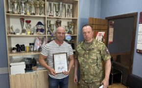 Командир «БАРС-Брянск» поздравил директора ФОК «Бежица» с юбилеем