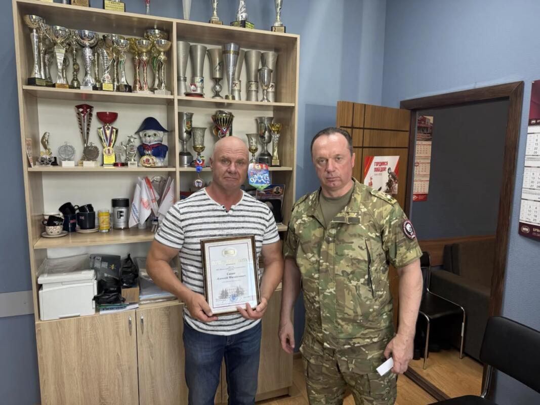 Командир «БАРС-Брянск» поздравил директора ФОК «Бежица» с юбилеем