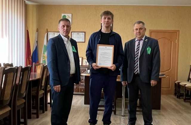 Сирота из Новозыбкова получил сертификат на покупку жилья