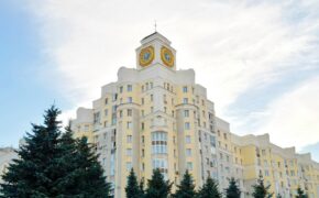 На площади Партизан в Брянске покрасят башенные часы