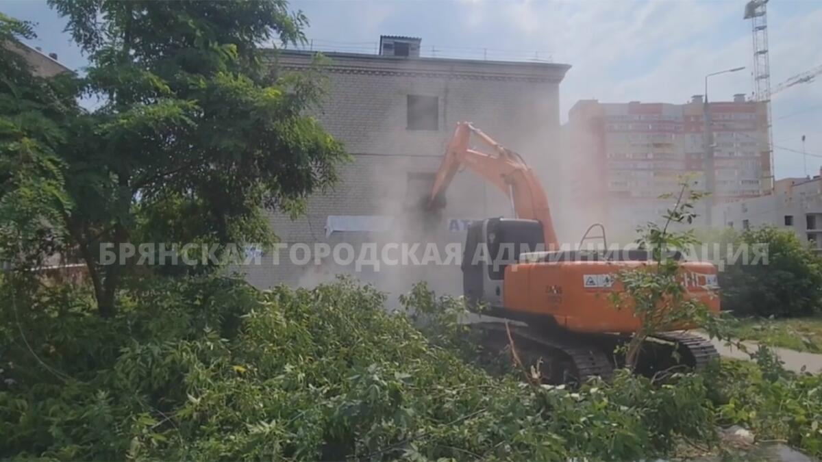 Аварийный дом снесли в Брянске