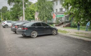 На улице Куйбышева в Брянске около диспансера построили парковку