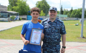 Брянские полицейские наградили юных футболистов за помощь в поимке нарушителей