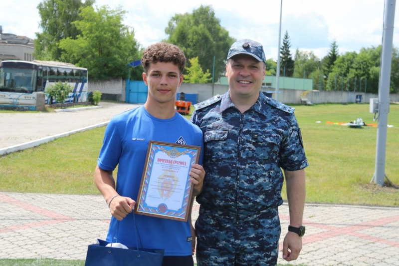 Брянские полицейские наградили юных футболистов за помощь в поимке нарушителей