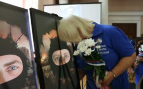 Выставка «Посмотри в глаза Герою» открылась в библиотеке Брянска