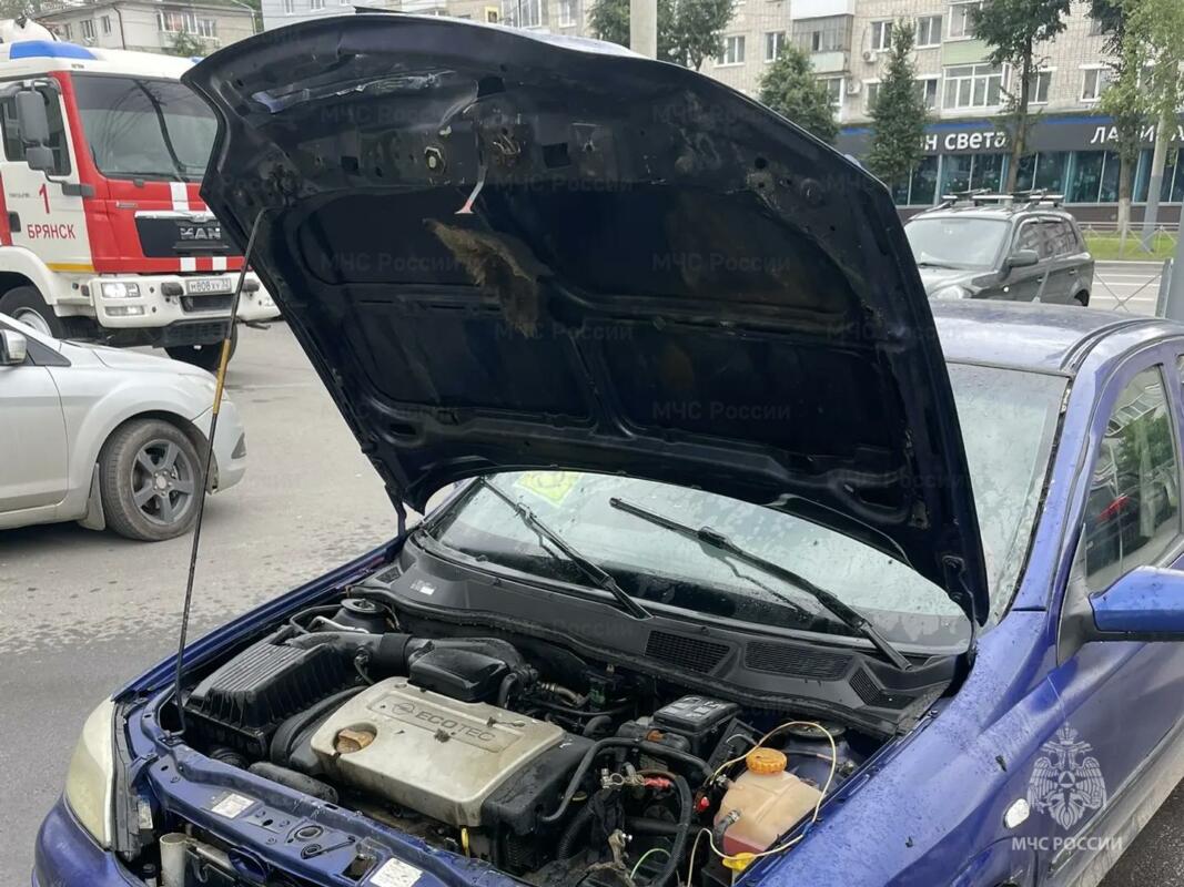 Легковой автомобиль потушили спасатели в Брянске накануне
