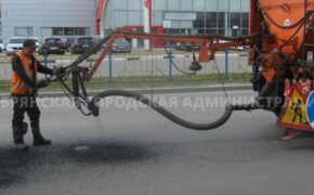 Почти 250 квадратных метров дороги починили горячим асфальтов в Брянске накануне