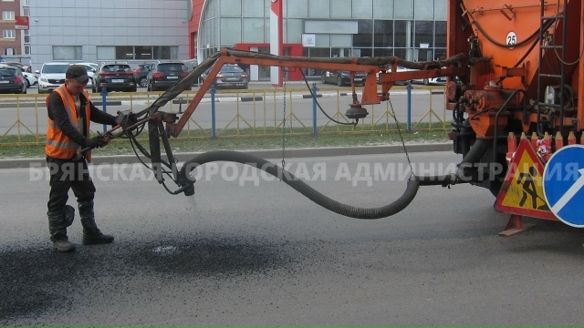 Почти 250 квадратных метров дороги починили горячим асфальтов в Брянске накануне