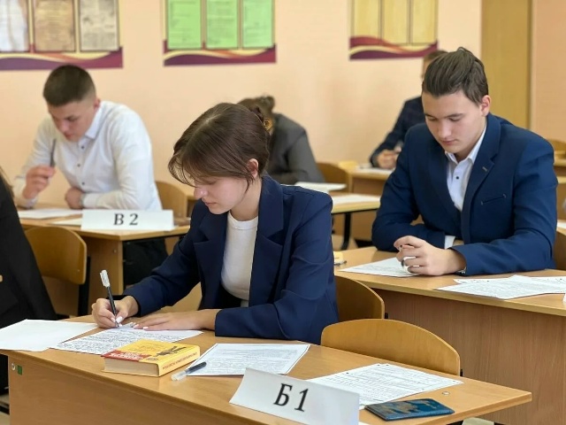 98 стобалльных результатов на ЕГЭ достигли брянские выпускники
