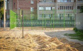 На «умной» спортплощадке в Брянске завершается монтаж тренажёров