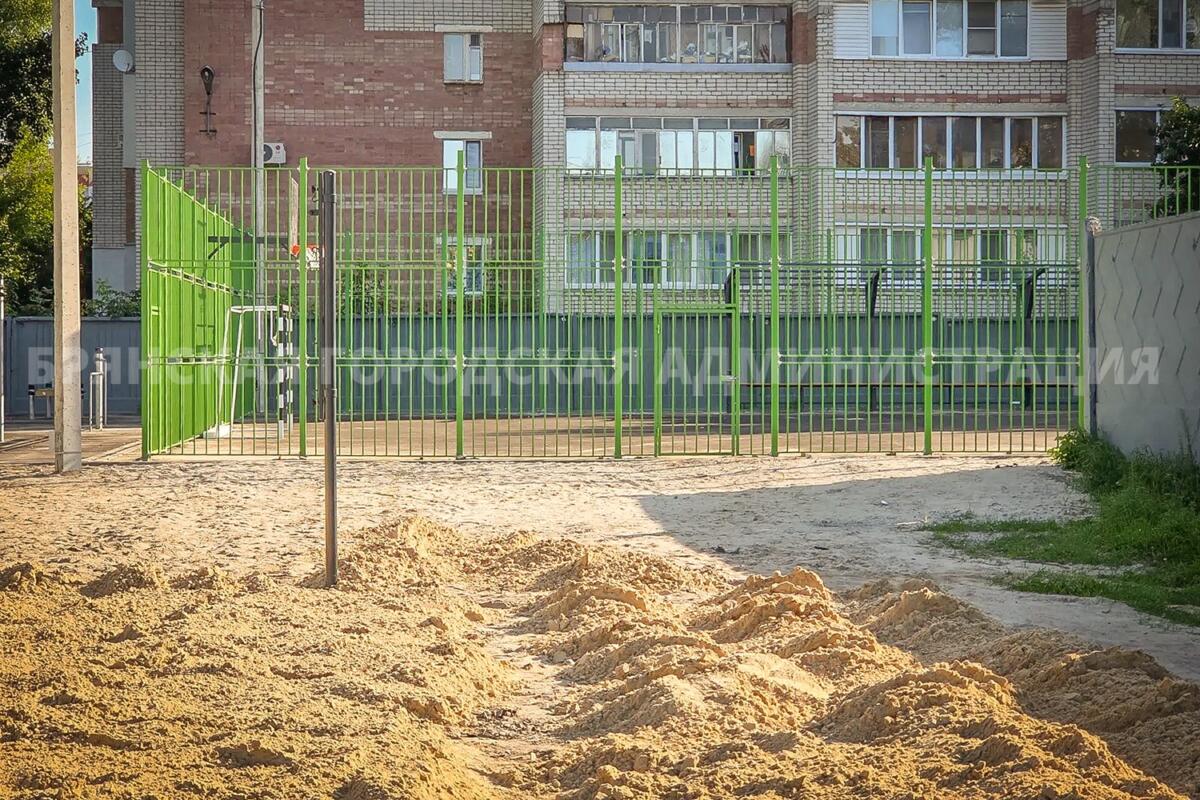На «умной» спортплощадке в Брянске завершается монтаж тренажёров