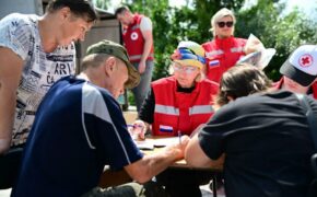 Красный крест не выбирает, кому сегодня помочь, он работает там, где трудно