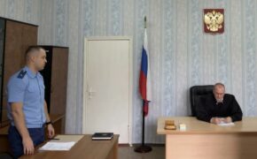 Брянский суд взыскал полмиллиона рублей с УК для провалившегося в лестницу ребёнка