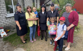Брянские полицейские помогли собраться в школу детям в трудной жизненной ситуации