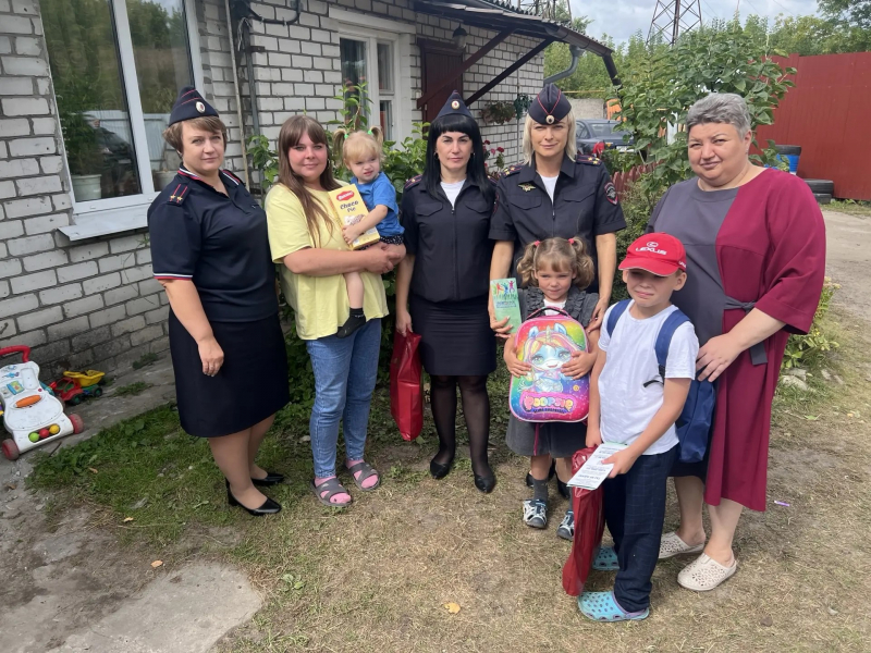 Брянские полицейские помогли собраться в школу детям в трудной жизненной ситуации