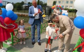 В брянском селе Меленск открыли детскую площадку за 13,5 миллиона рублей