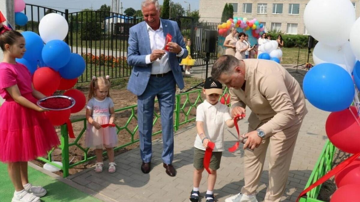 В брянском селе Меленск открыли детскую площадку за 13,5 миллиона рублей