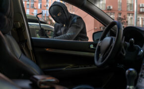 Подозреваемого в краже телефона из незапертого автомобиля брянца задержали полицейские