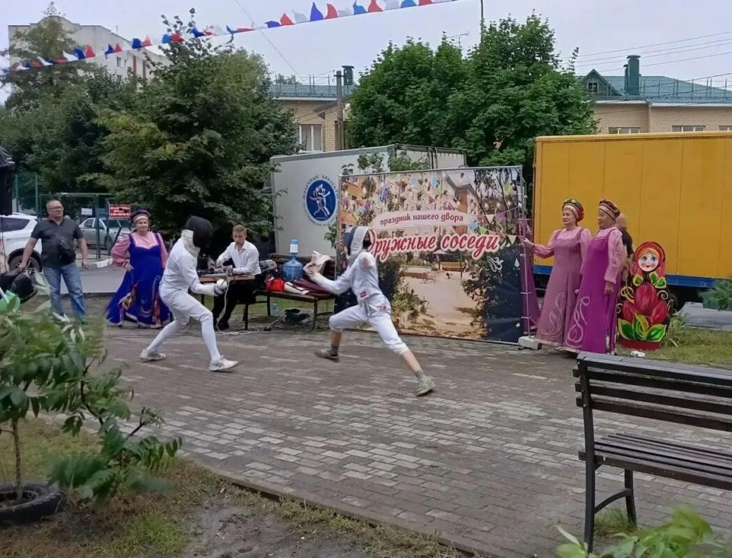 Брянские фехтовальщики выступили на Дне физкультурника
