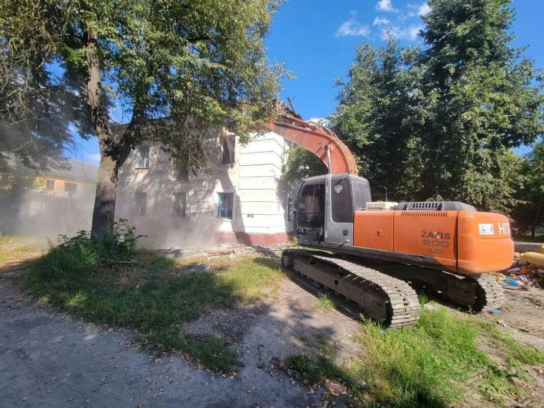 В Брянске снесли аварийную двухэтажку, расселенную три года назад