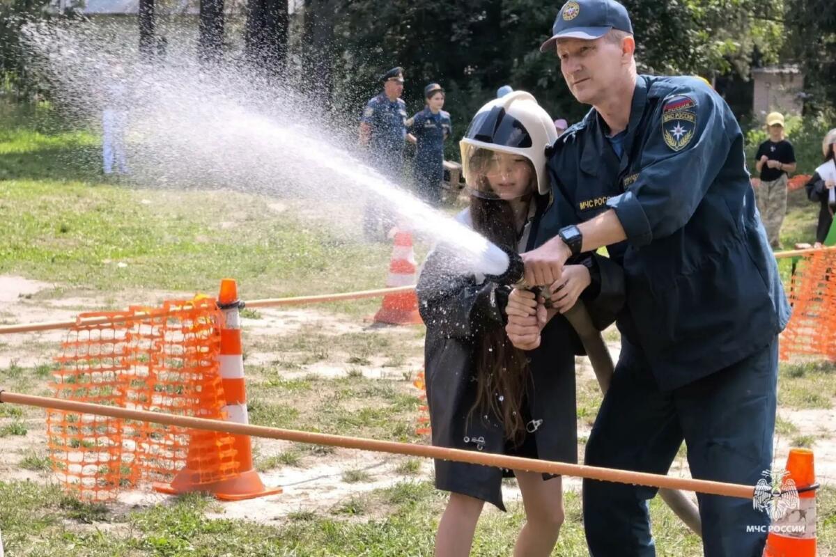 Брянские спасатели провели день безопасности в лагере «Искорка»