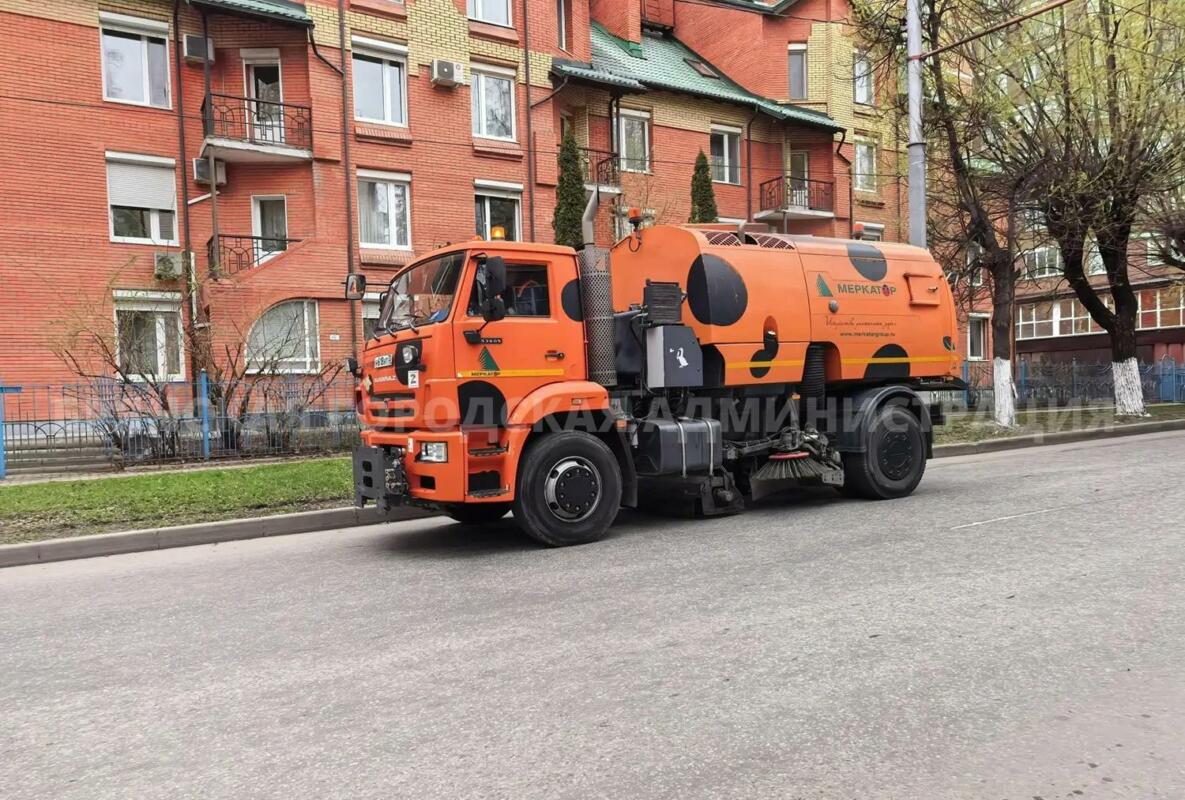 В Брянске подметально-вакуумные машины очистили улицы за выходные