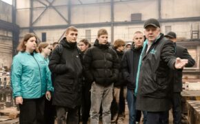 Директор брянского завода «ЛДС» лично проводит экскурсии для студентов