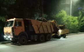 В Брянске дорожники вышли на ночную уборку улиц