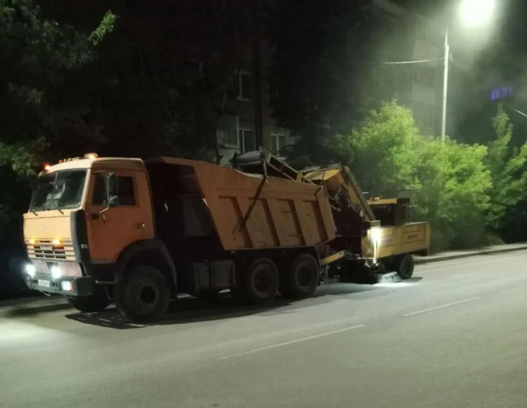 В Брянске дорожники вышли на ночную уборку улиц