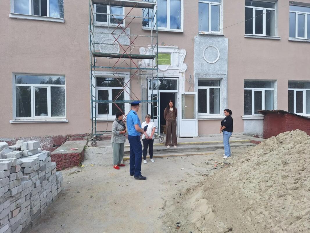 Зампрокурора проверил ход капремонта школы № 40 в Брянске