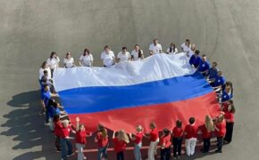 Молодые госслужащие провели акцию в Брянске в честь Дня флага России