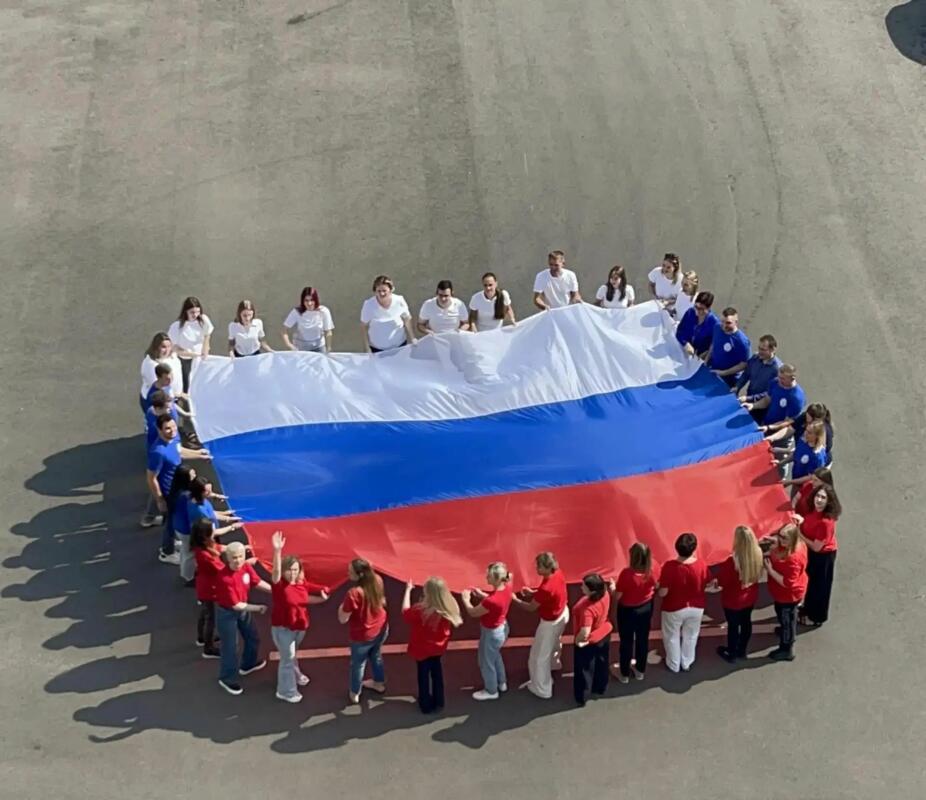 Молодые госслужащие провели акцию в Брянске в честь Дня флага России