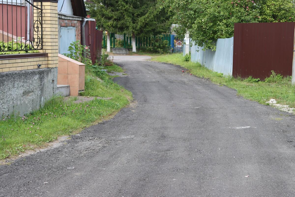 Четыре межквартальных проезда в Брянске обновили асфальтовой крошкой