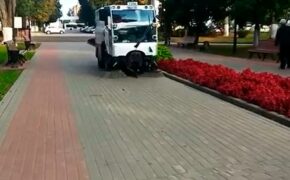 Брянские подметальные машины очистили городские улицы