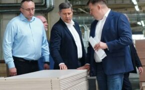 Врио губернатора Брянской области посетил два предприятия в Дятьковском районе.