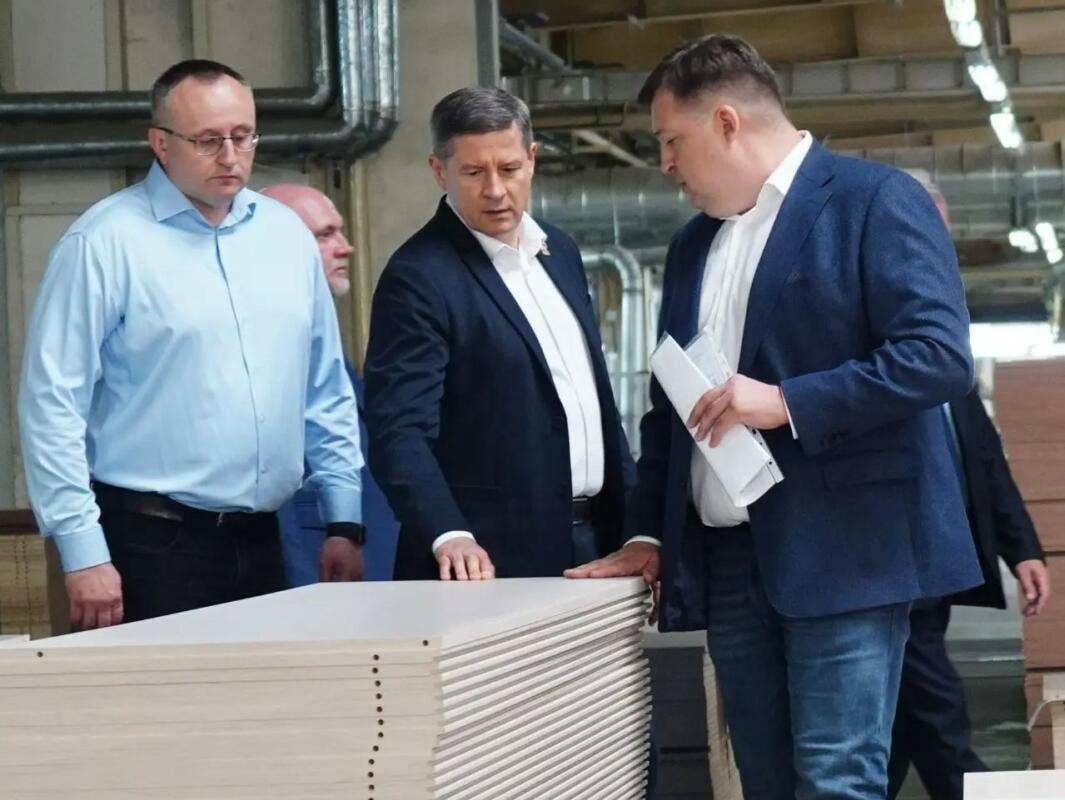 Врио губернатора Брянской области посетил два предприятия в Дятьковском районе.