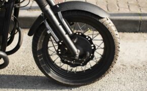 В Брянске мотоциклист на «Honda» без номеров врезался в упавшую электроопору