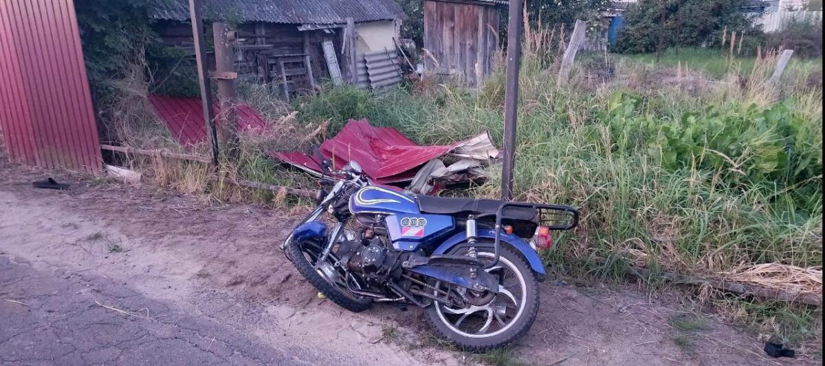 В Злынке пьяный брянец на мопеде врезался в забор