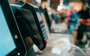 Двух брянцев поймали на краже продуктов в магазине