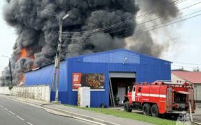 В Фокинском районе Брянска произошел пожар на складе с красками и маслами