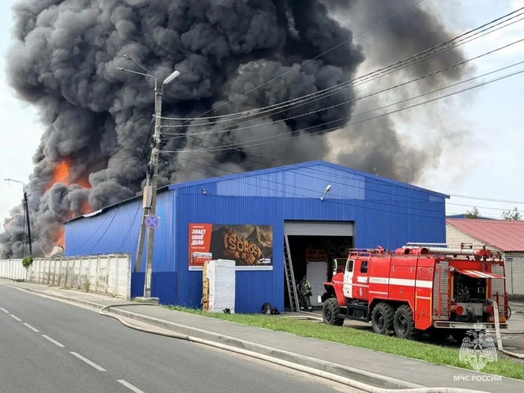 В Фокинском районе Брянска произошел пожар на складе с красками и маслами
