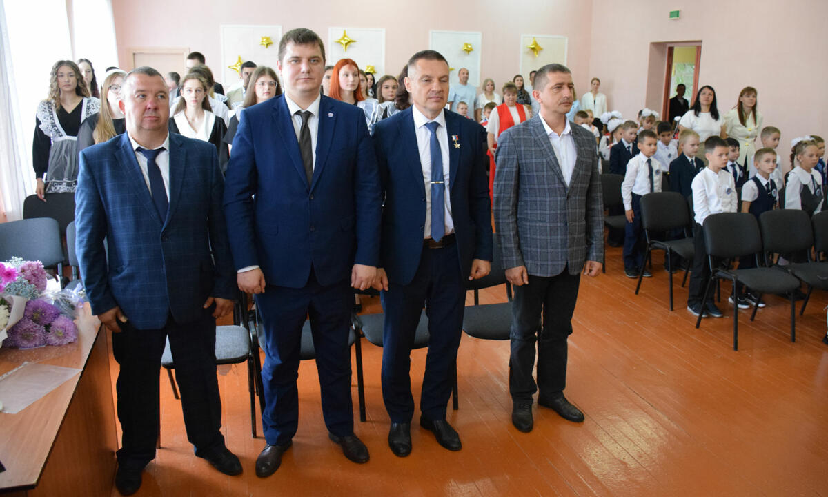 Врио замгубернатора Брянской области поздравил учеников Климовской школы № 1
