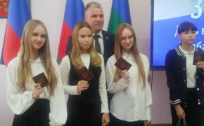 Заместитель брянского губернатора вручил первые паспорта жителям подшефной Брянки
