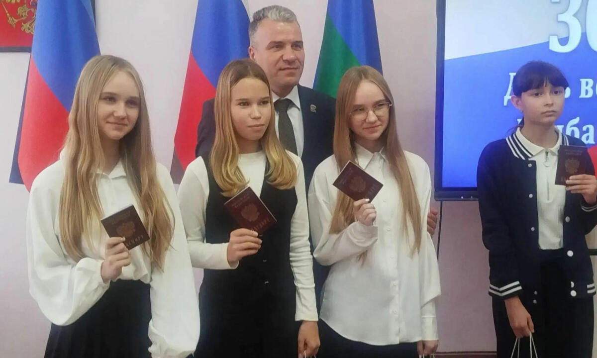 Заместитель брянского губернатора вручил первые паспорта жителям подшефной Брянки