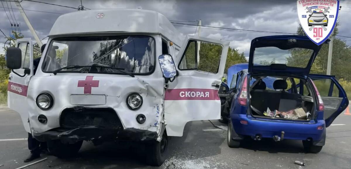 Водитель автомобиля погиб в ДТП с машиной скорой помощь в Брянском районе