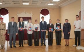 Накануне Дня города 16 юных жителей Брянска получили первые паспорта