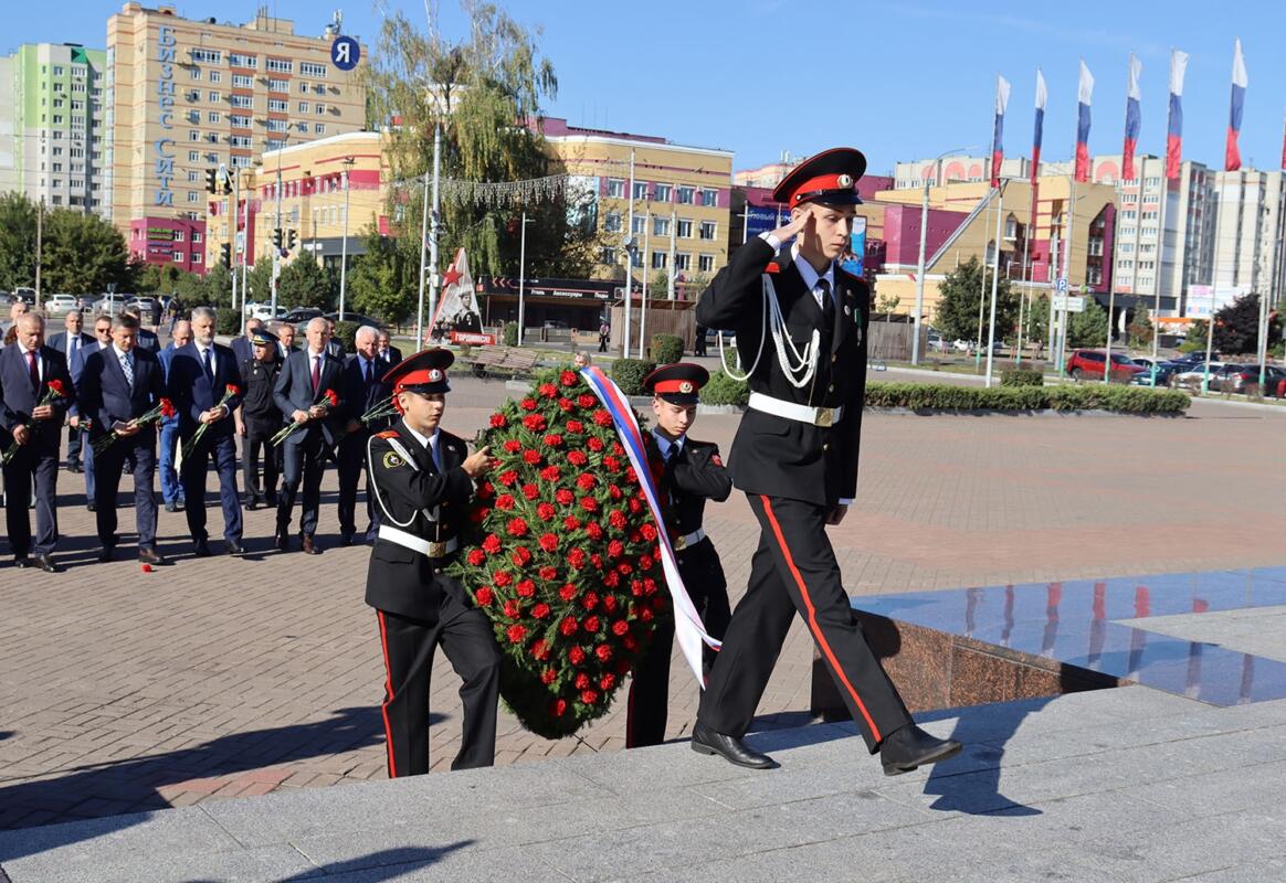 Памятный митинг прошёл у стелы воинской славы в Брянске.
