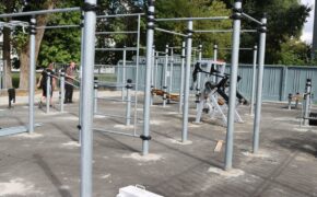 Строительство «умной» спортивной площадки завершают рабочие в Брянске